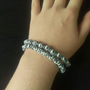 ✨FREE bundled✨ Set of 2 skull bead bracelets